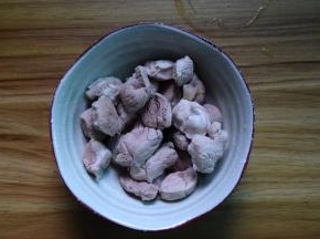 猪腱子肉切大块，焯水待用