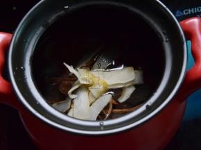 锅中加水约1600ml,放入瘦肉、茶树菇、玉竹和姜片