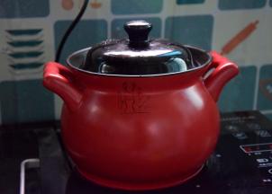 大火烧开后撇去浮沫，转小火煲1小时