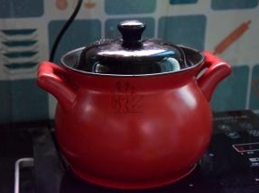 大火烧开后撇去浮沫，转小火煲1小时