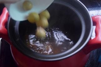 倒入栗子再煲半小时，如果不介意栗子煮太烂，开始一起下锅也行