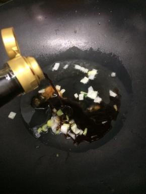 在倒入少许生抽和老抽炒均匀