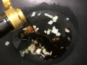 在倒入少许生抽和老抽炒均匀