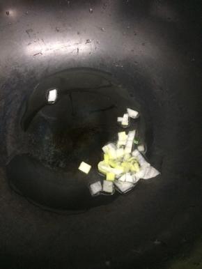 炒锅里加入适量的油烧热后，将葱花放入炒出香味