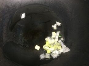 炒锅里加入适量的油烧热后，将葱花放入炒出香味