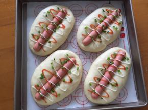 挤上沙拉酱和番茄酱，撒上香葱，放入预热好的烤箱160度，中层，18分钟，上色马上盖上锡纸