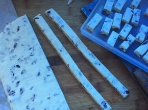 放冰箱冷藏半小时，切块