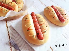 出炉后拿出烤盘放烤网上晾凉，不然冷却后，面包下面有水哦