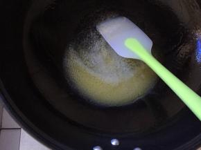 黄油用小火融化，全程都需要小火