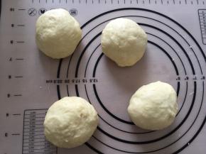 分成均等的4份，盖上保鲜膜静置15分钟