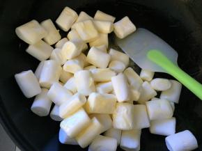 倒入棉花糖，一直不停的搅拌