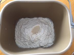 将黄油以上的材料全部放入面包机中，开启和面程序20分钟