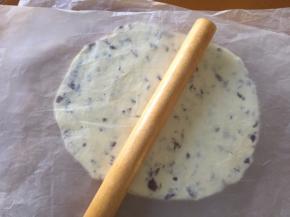 放入油纸上，上面再垫一层油纸，用擀面棒擀均匀