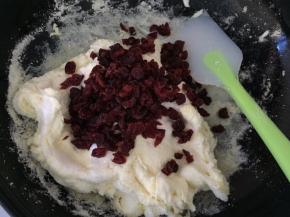 倒入蔓越莓，快速搅拌均匀