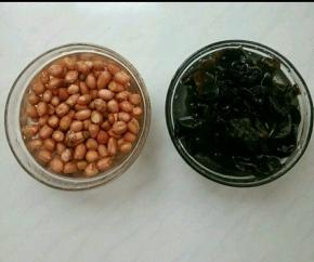 花生洗净、木耳择洗后泡发。