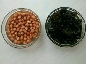 花生洗净、木耳择洗后泡发。