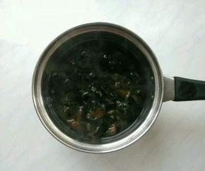 起锅，热水焯烫木耳两分钟，捞出控水。