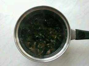 起锅，热水焯烫木耳两分钟，捞出控水。