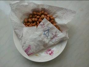 花生用厨房用纸擦干表面水渍。