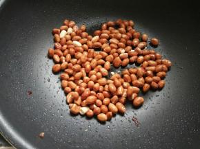热锅凉油，炒至花生微微变色，有清脆的碰到锅底的声音即可盛出。