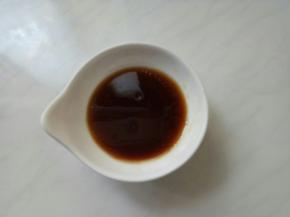 调汁：
陈醋1大勺+味极鲜半勺+白糖2匙+香油少许拌匀。