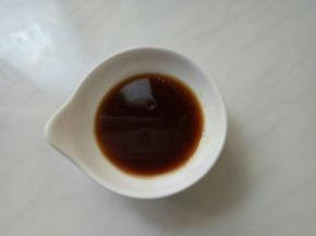 调汁：
陈醋1大勺+味极鲜半勺+白糖2匙+香油少许拌匀。