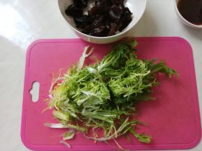 苦菊洗净控干水后切段。