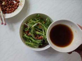 木耳、苦菊、花生米取出适量放入碗中，浇入调味汁。