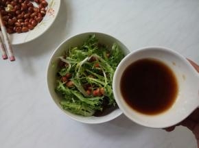 木耳、苦菊、花生米取出适量放入碗中，浇入调味汁。