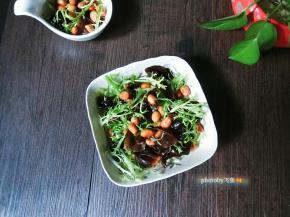 花生米随吃随拌，捞汁喜欢重口味的继续加醋吧。