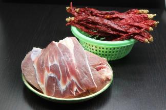 准备食材：牛肉洗净、干辣椒、蒜、姜粉；