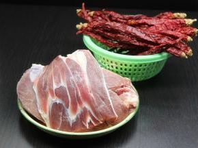 准备食材：牛肉洗净、干辣椒、蒜、姜粉；
