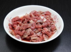 牛肉洗净，横切小肉丝；