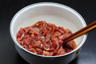 放盐、姜粉、生抽、生粉、油、料酒、白砂糖拌均腌制10分钟；