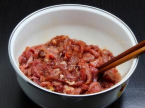放盐、姜粉、生抽、生粉、油、料酒、白砂糖拌均腌制10分钟；