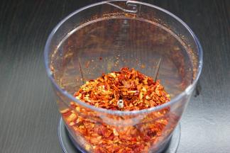 干辣椒，用料理机打碎；