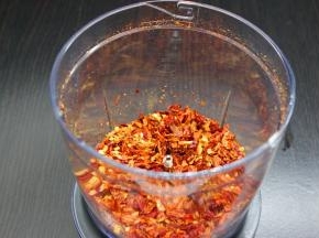 干辣椒，用料理机打碎；