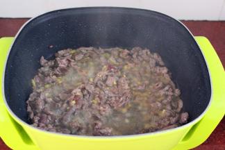 热锅，倒油，把腌制牛肉丝倒入锅中，放蒜大火爆炒；