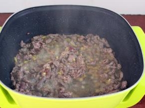 热锅，倒油，把腌制牛肉丝倒入锅中，放蒜大火爆炒；