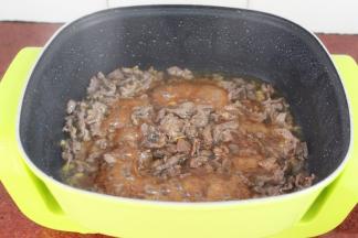 炒熟，加入酱油，芝麻油改为小火