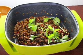 把干辣椒、盐加入翻炒，收汁，加入香菜即可；