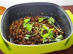 把干辣椒、盐加入翻炒，收汁，加入香菜即可；