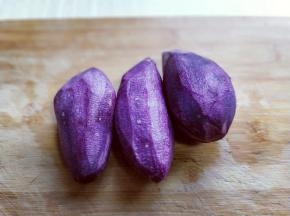 紫薯削皮洗干净。