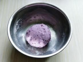 分次加入面粉，酵母粉，揉成面团，盖上盖子进行发酵。