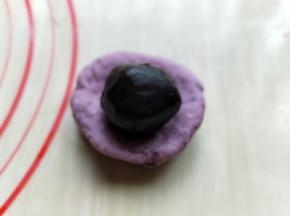 取一块面团，包上豆沙，包紧，揉圆即可。