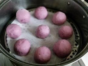 依次做完么豆沙包，放入蒸锅中进行二次发酵。