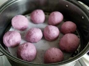 发酵好的豆沙包是原来的1-2倍大，即可开火蒸，冷水蒸，上汽后15分即可，关火焖5分钟。