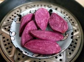 隔水蒸熟。