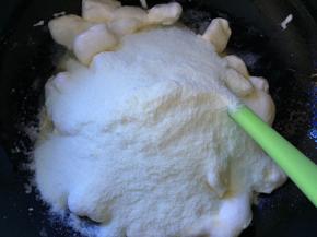 搅拌至棉花糖融化，倒入全脂奶粉，快速搅拌均匀