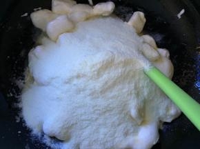 搅拌至棉花糖融化，倒入全脂奶粉，快速搅拌均匀